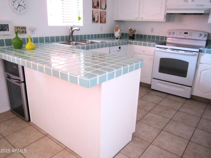 11 413 ISLAND WITH WINE CHILLER