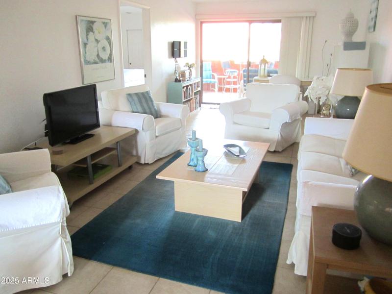 11 413 LIVING AREA VIEW TO PATIO