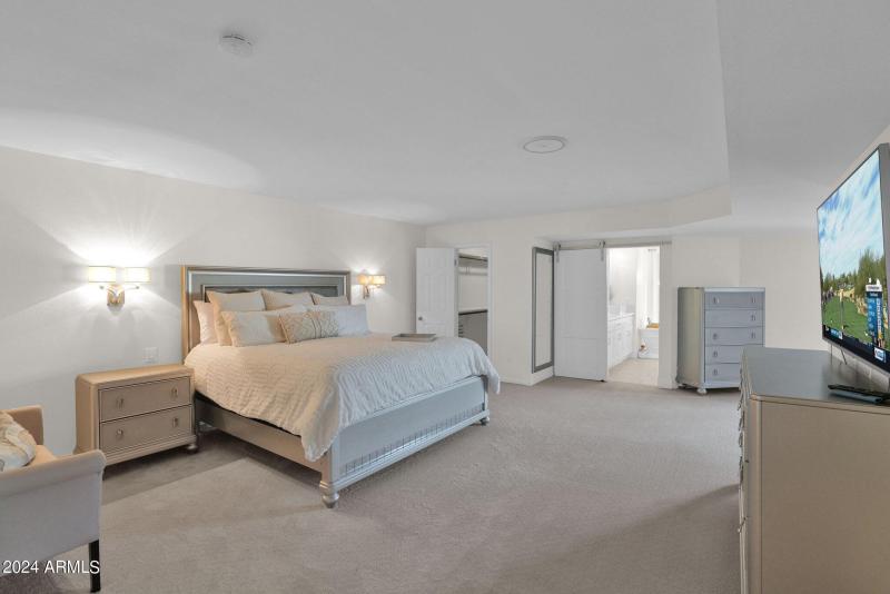 Beautiful Master w/king sized bed