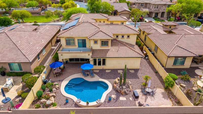 Large Yard and Sparkling Pool