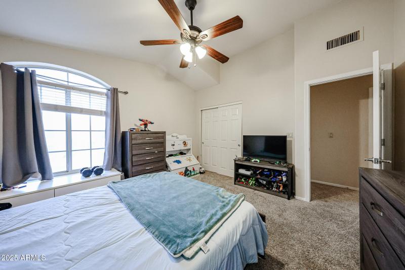 Large bedroom 5