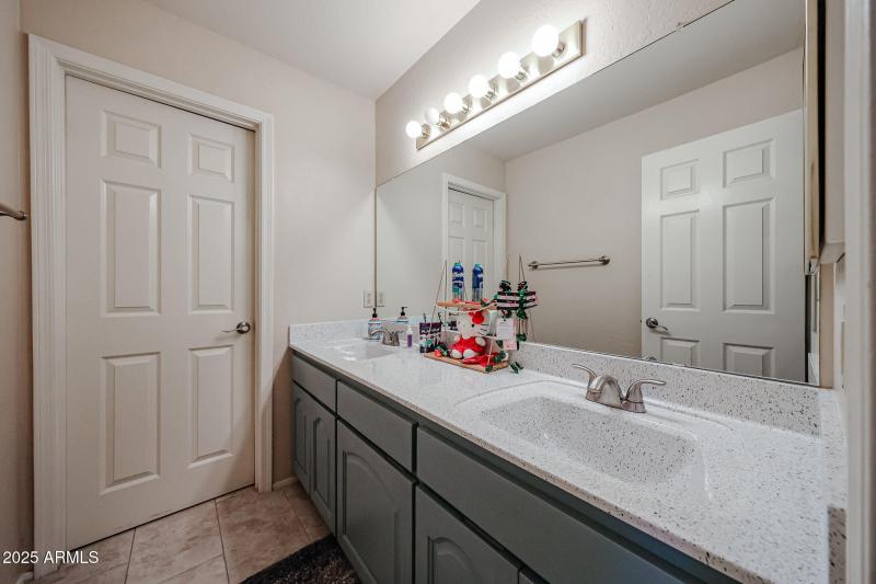 Upstairs full bathroom