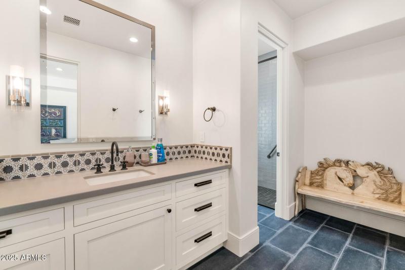 5353 E Sanna St-large-030-045-5353 E San