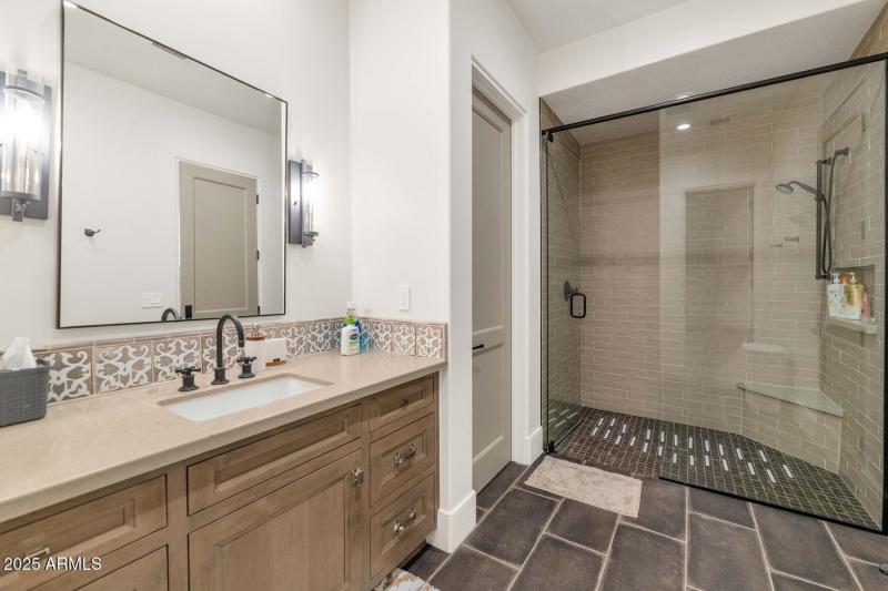 5353 E Sanna St-large-032-032-5353 E San