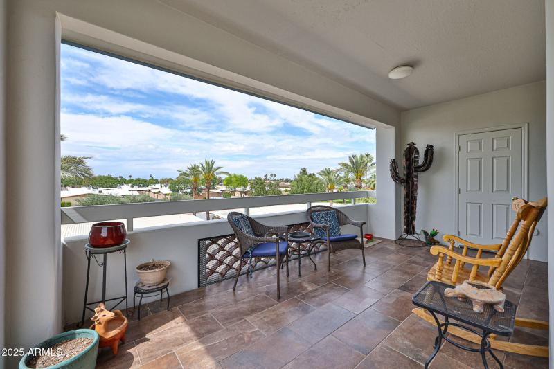 BALCONY WITH MOUNTAIN VIEWS