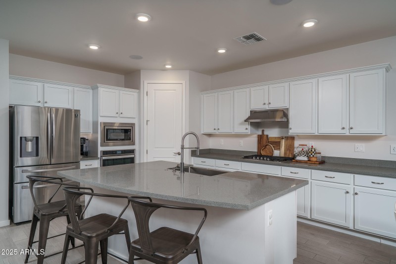 4) KITCHEN