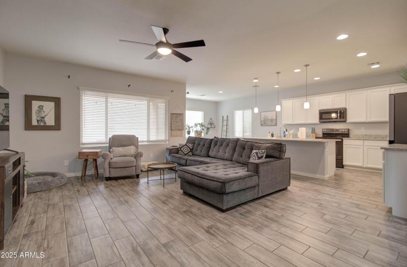 1654 W Redwood Ln -15