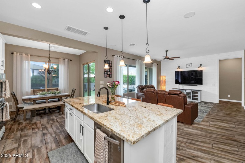 2605 W Desert Marigold Dr-large-015-033-