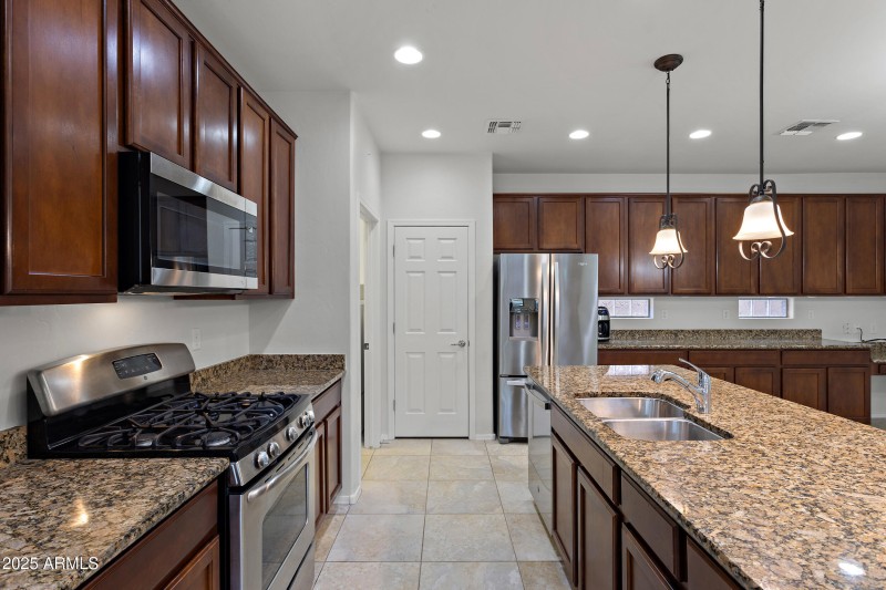 10_14029 e stanhope blvd-5