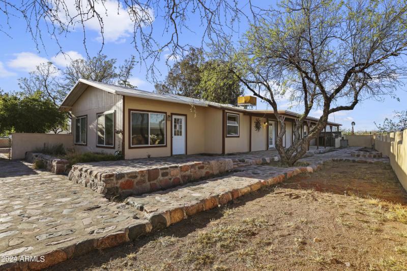 SE Exterior & Yard (2)