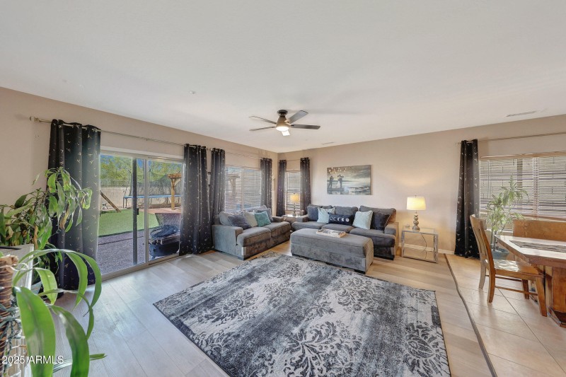 LARGE FAMILY ROOM