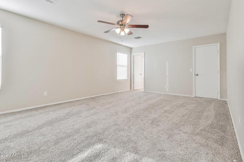 023-photo-primary-bedroom-12053779