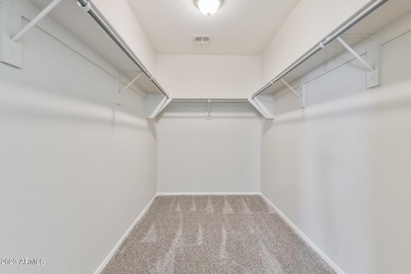 025-photo-primary-walk-in-closet-1205376