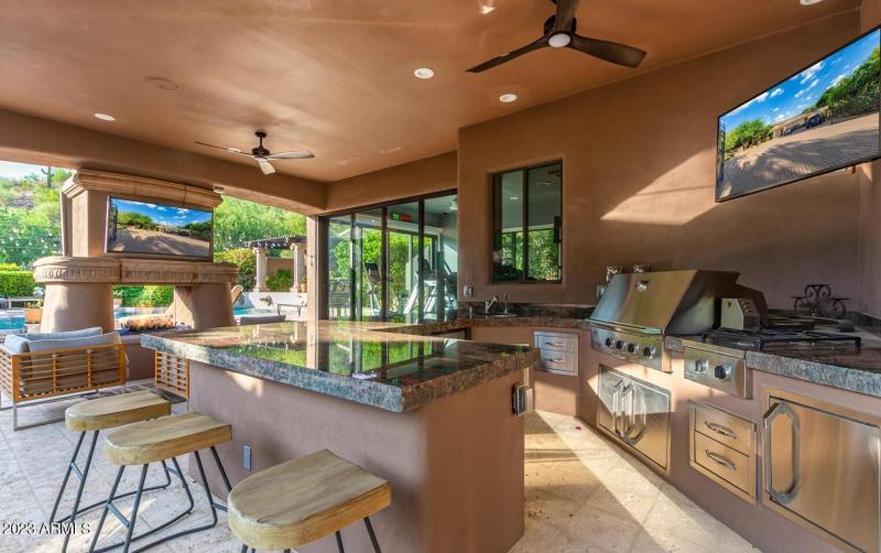 Outdoor Bar, Fireplace & BBQ