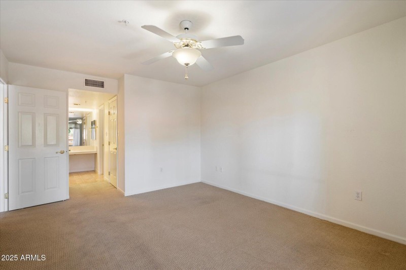 WALK IN CLOSET TO RIGHT