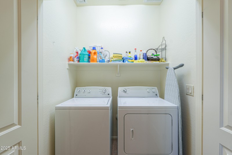 Laundry washer & dryer stay