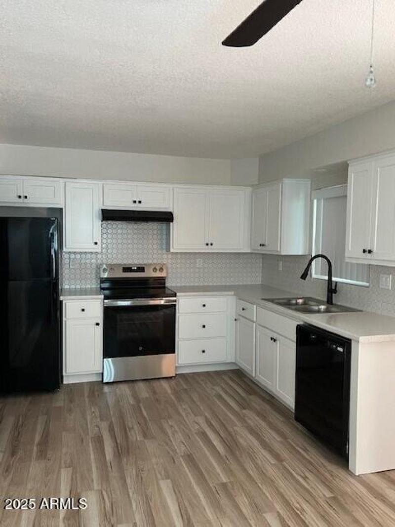 kitchen with applaince 2416 U 4 a