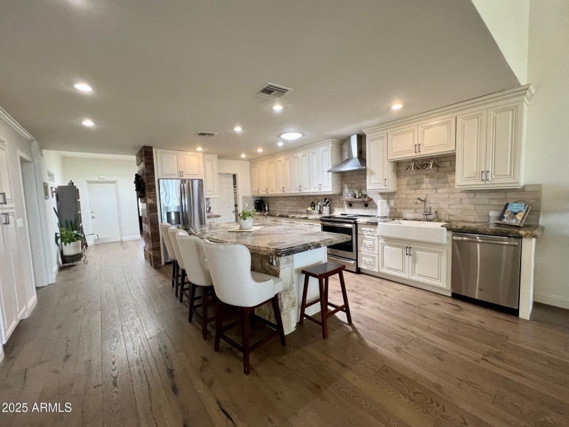 Stunning & Spacious Kitchen