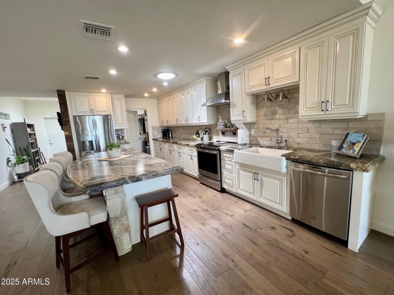 Stunning & Spacious Kitchen