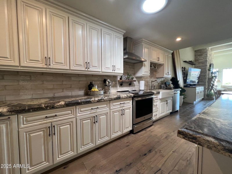 Stunning & Spacious Kitchen