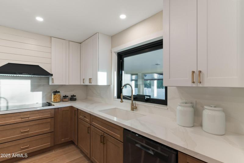 17_6802 n 22nd pl-15