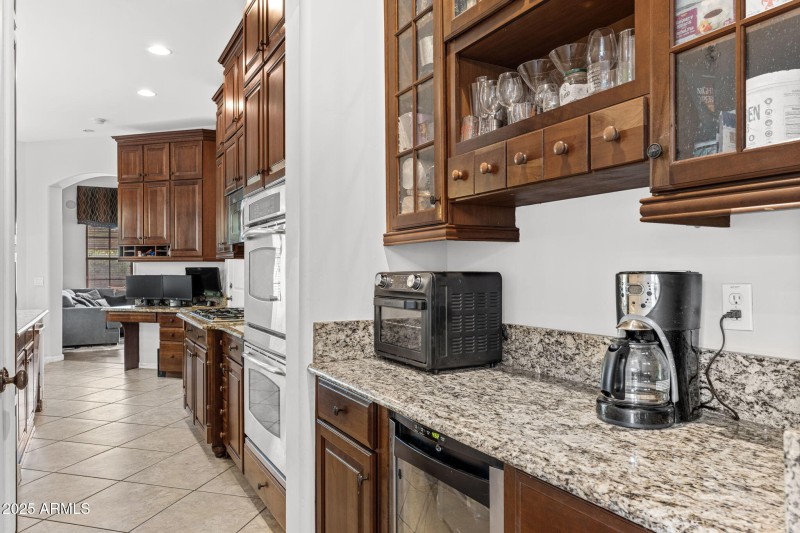 Butler Pantry- bar area