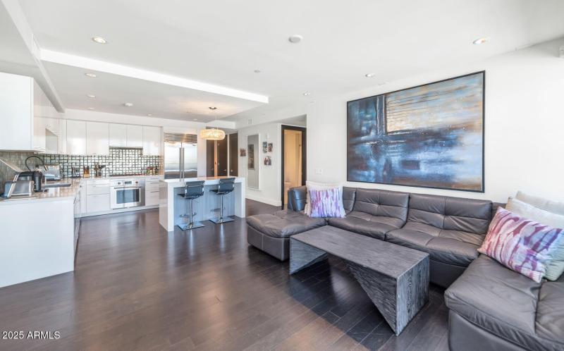 4422 N 75th St-large-010-034-TOD9477-150