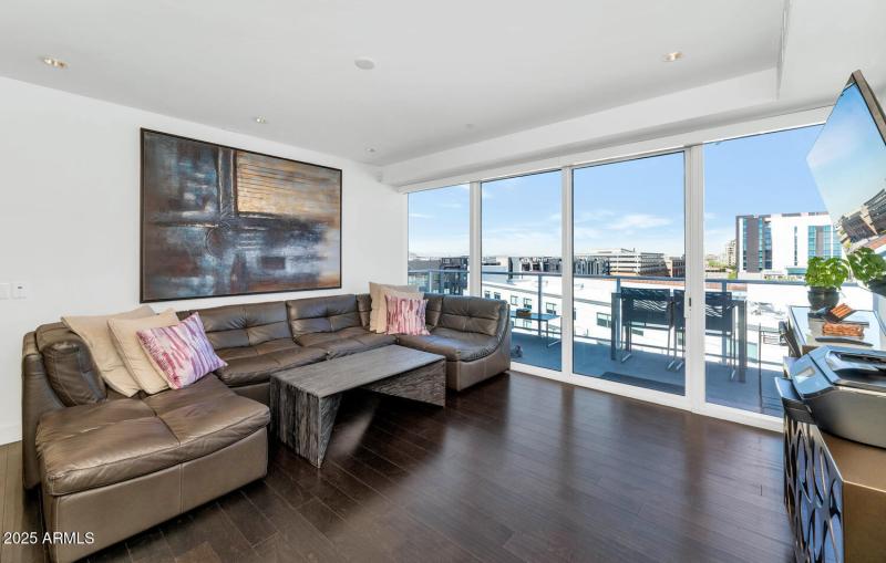 4422 N 75th St-large-013-030-TOD9481-150