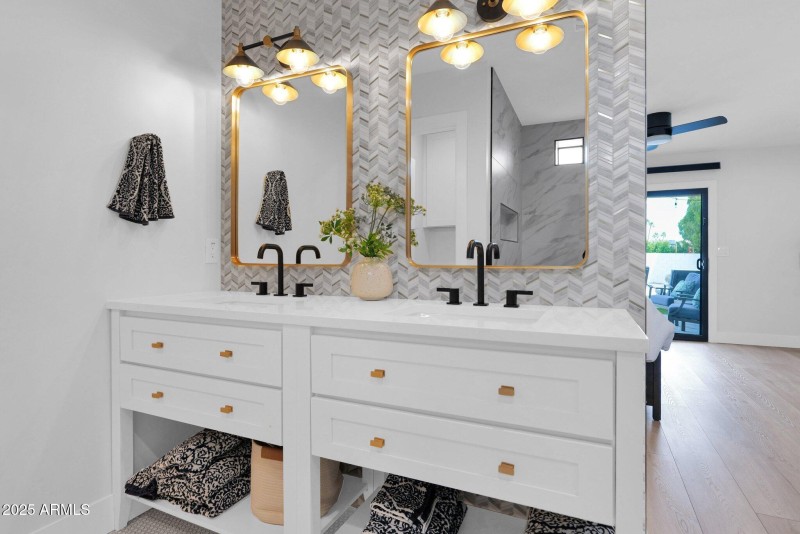 Convenient Dual Sinks