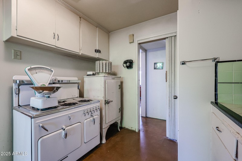 Vintage Stove & Refrigerator