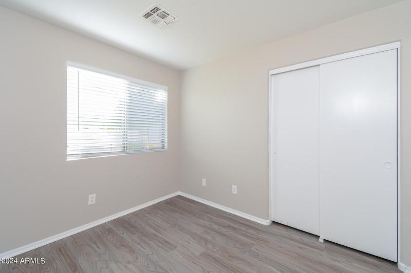 012-photo-bedroom-8256705