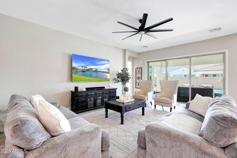 11807 W Parkway Lane