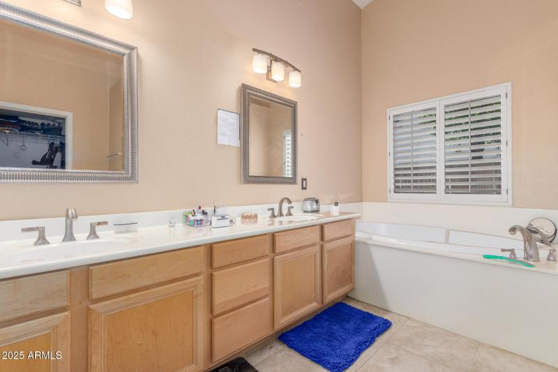 26 Hope Master bathroom