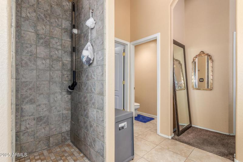 27 Hope Master shower and private toilet