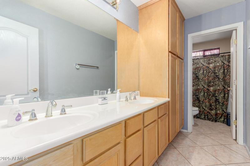 29 Hope Full bathroom