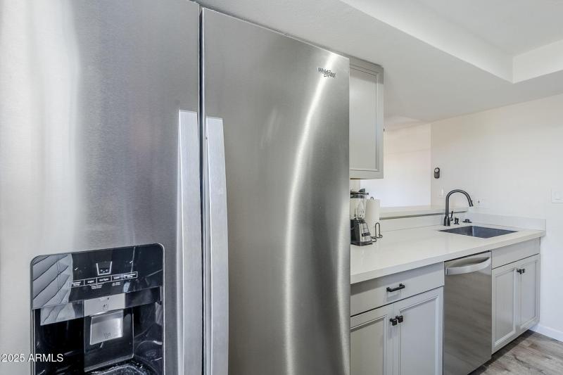 STAINLESS/BLACK APPLIANCES