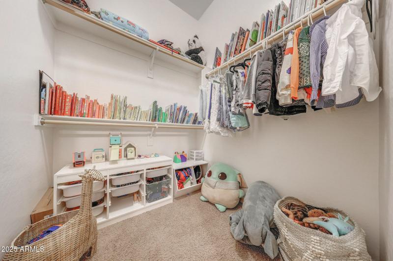 Walk-in closet bedroom 4