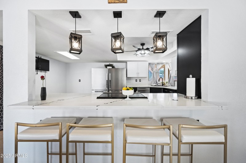 Kitchen breakfast bar