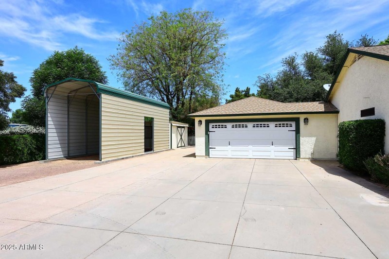 Side Garge-RV Parking