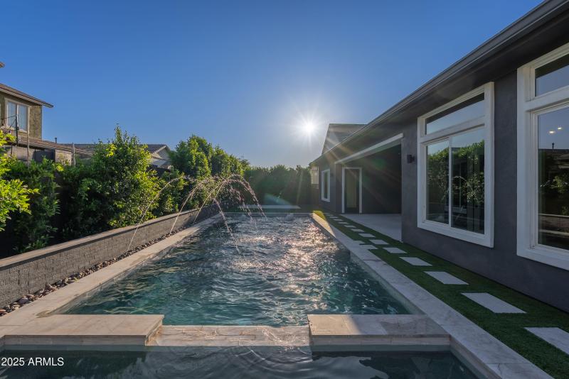 Features: spillway, bubbles & fountains