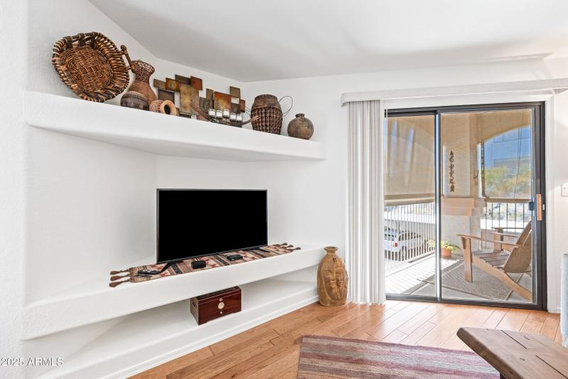 19-16631EELB212-ocupix