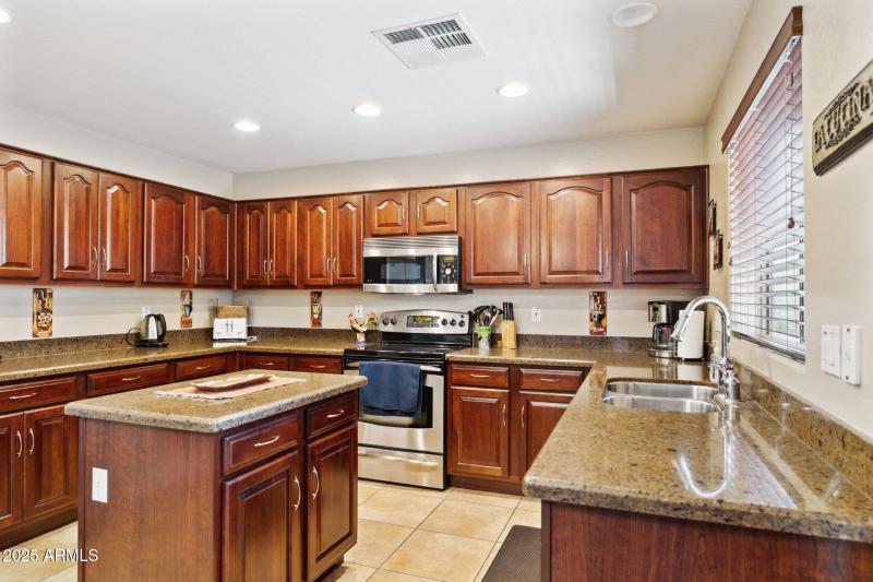 11-web-or-mls-21019-n-sansom-dr