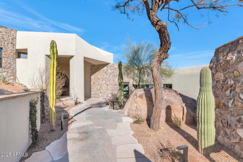 5810 E Cholla Ln-large-008-004-TOD4214-1