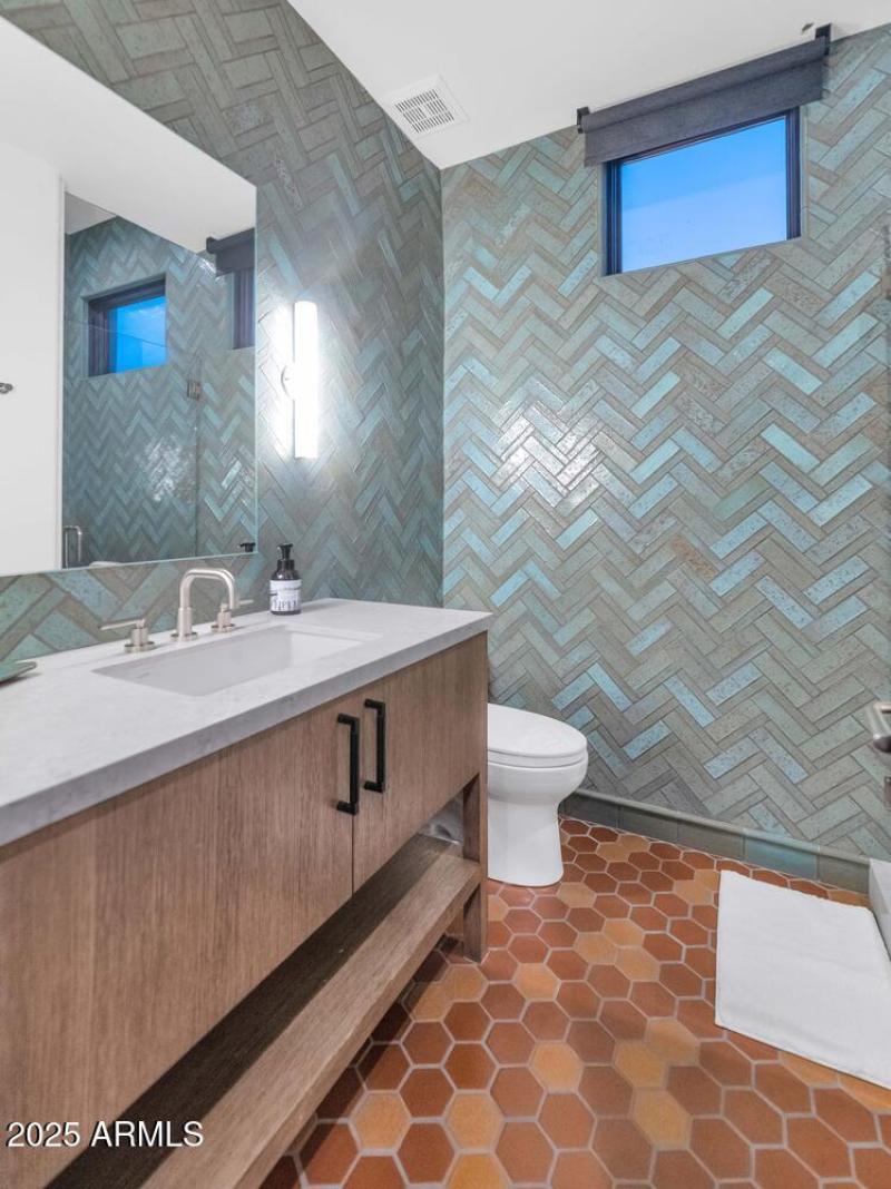 5810 E Cholla Ln-large-055-049-5810 E Ch