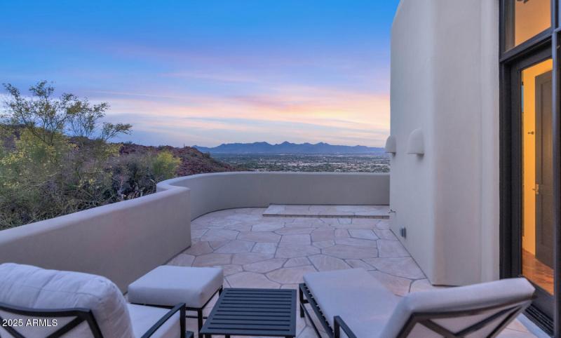 5810 E Cholla Ln-large-056-053-5810 E Ch