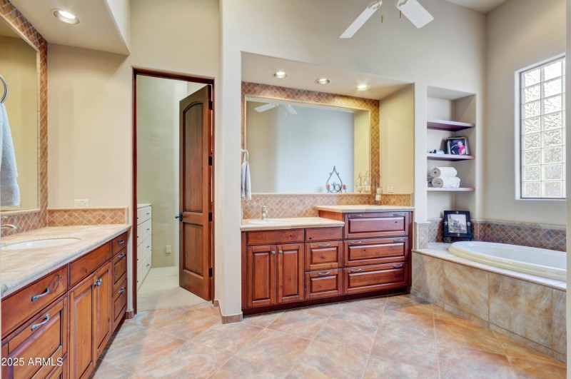 014_Primary Bathroom Amenities