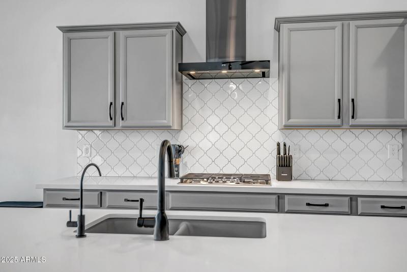 TILE BACKSPLASH WITH GAS RANGE