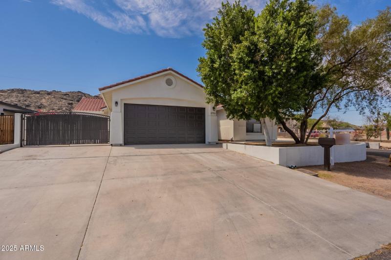 2 car Garage w/1st RV Gate