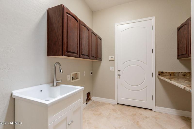 Laundry room w/sink
