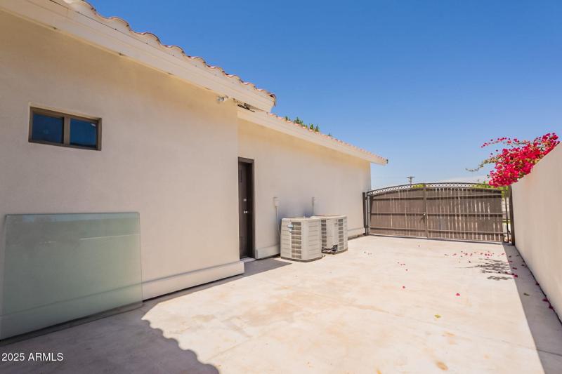 Drive up to 3rd car garage